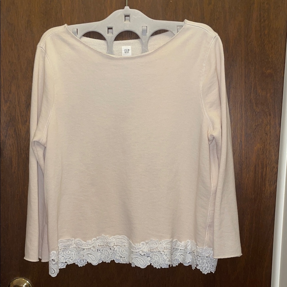 GAP size M cream-colored sweatshirt w/lace hem